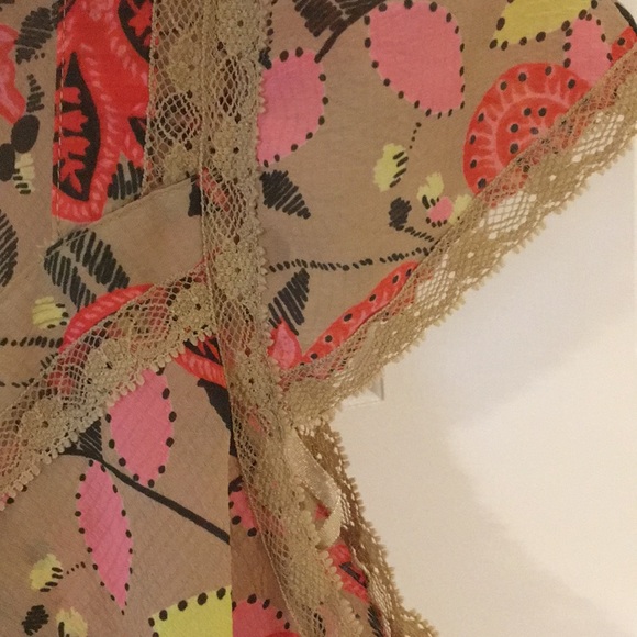 Ladies top - Picture 3 of 3